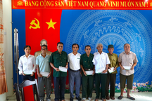 Báo Dân trí tặng quà tri ân gia đình chính sách tại các tỉnh Bắc miền Trung