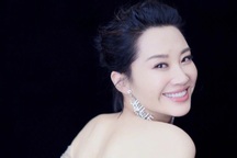 "Thánh Cô Nhậm Doanh Doanh" Hứa Tình đẹp rực rỡ, sống cô độc ở tuổi 52