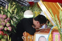 Con trai trưởng NSƯT Thanh Hoàng khóc nghẹn ngào khi về nước chịu tang cha