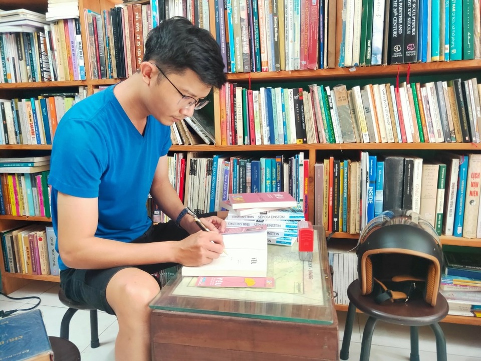 Chàng trai 8x nghỉ làm công chức, theo đuổi đam mê kinh doanh sưu tầm sách - 1 Chàng trai 8x nghỉ làm công chức, theo đuổi đam mê kinh doanh sưu tầm sách - 1