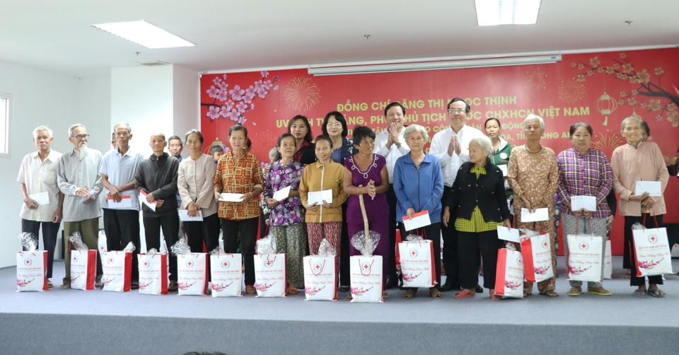 Phó Chủ tịch nước tặng quà Tết gia đình chính sách tại Long An - 4 Phó Chủ tịch nước tặng quà Tết gia đình chính sách tại Long An - 4