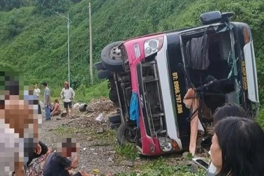 Xe khách lật trên dốc Cun "tử thần", ít nhất 2 người thương vong