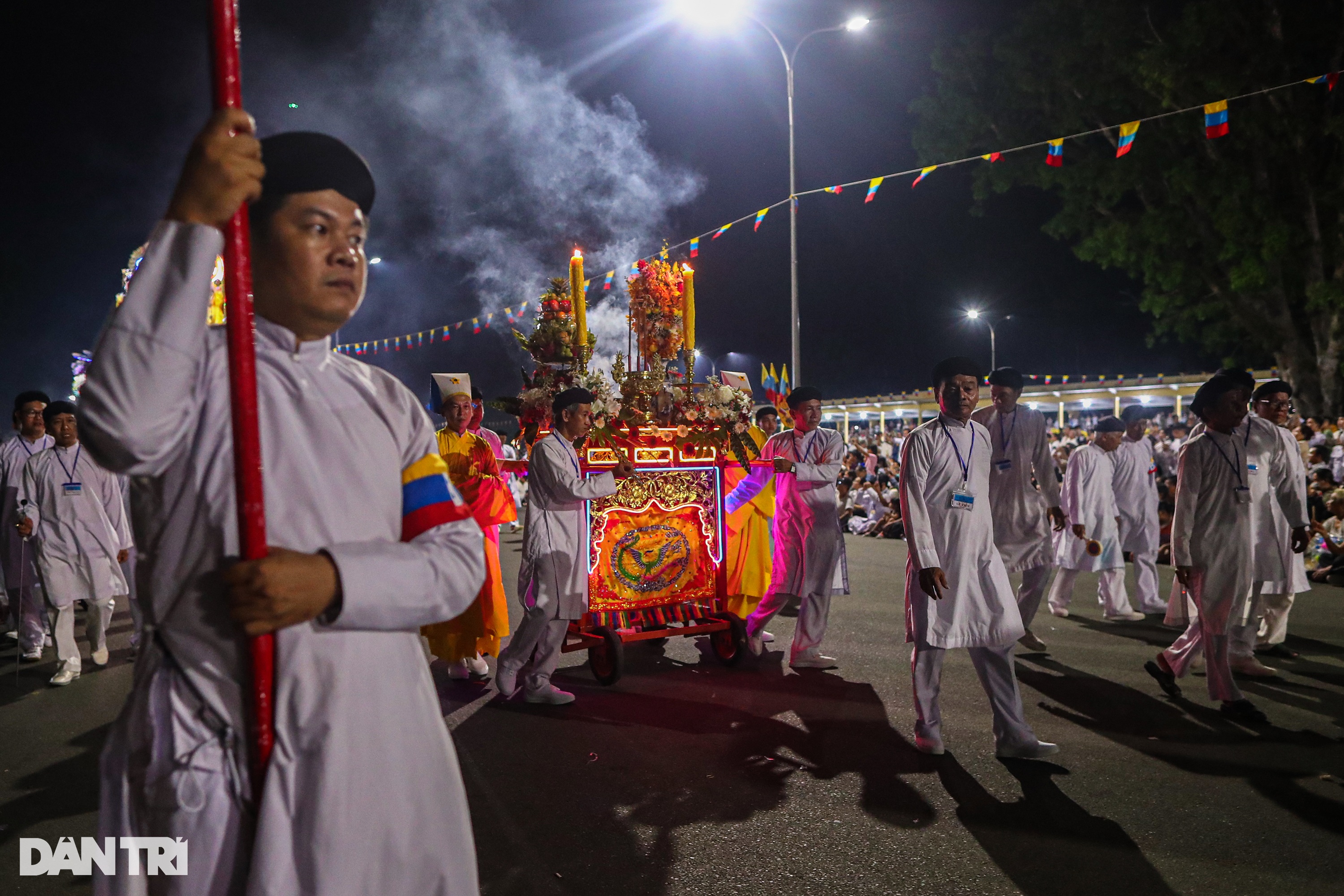Biển người đội mưa, chen chân xem rồng phun lửa ở Tòa thánh Tây Ninh - 9 Biển người đội mưa, chen chân xem rồng phun lửa ở Tòa thánh Tây Ninh - 9