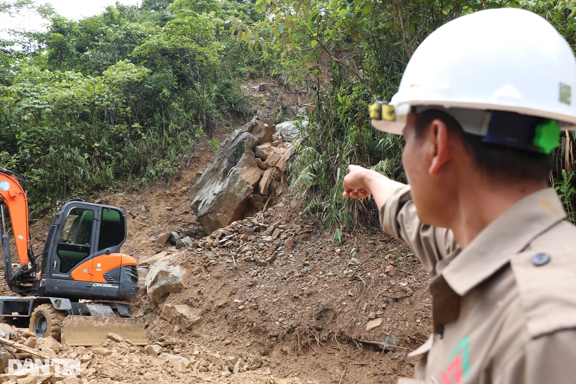Quốc lộ 16 sạt lở, người dân nơm nớp lo tảng đá cả chục tấn lăn xuống đường - 9