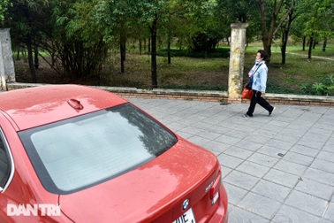 Công viên Cầu Giấy tháo rào chắn: Vỉa hè thành bãi xe, hàng quán nhếch nhác