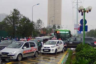 Buýt nhanh bị “giam lỏng” trong cơn mưa sáng