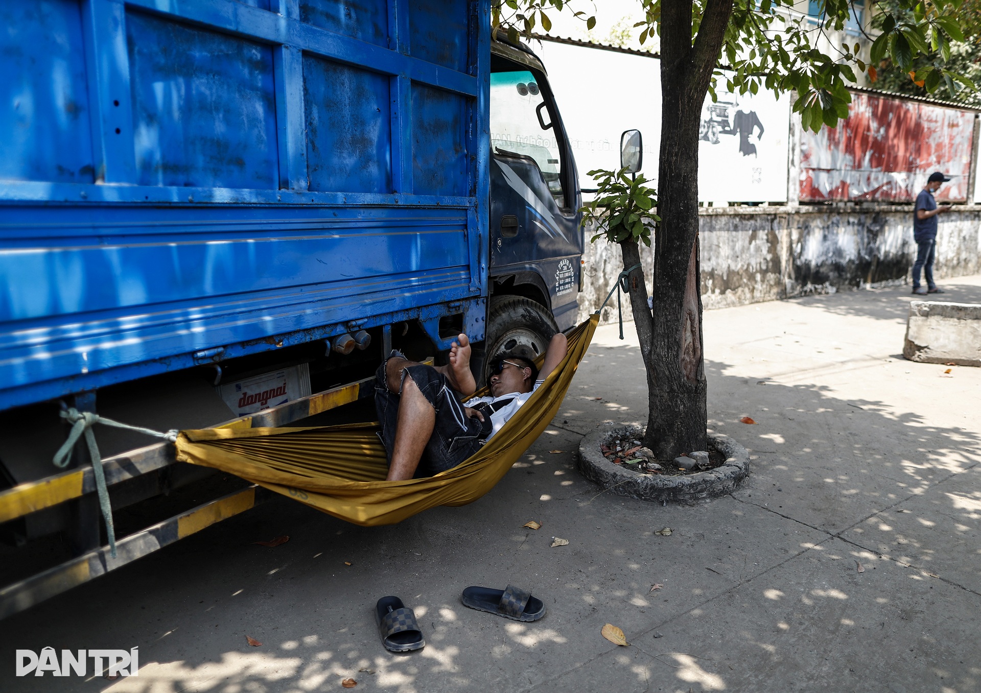 Tài xế TPHCM mang chăn gối, ăn ngủ 2 ngày đêm chờ đăng kiểm xe - 8 Tài xế TPHCM mang chăn gối, ăn ngủ 2 ngày đêm chờ đăng kiểm xe - 8