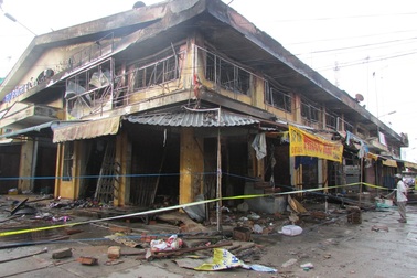 21 ki ốt hàng hóa bị thiêu rụi lúc nửa đêm