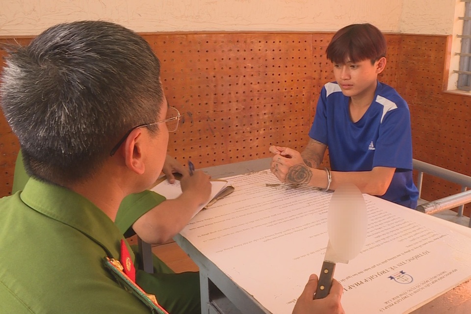 Gã thanh niên dí dao cướp xe ôm giữa ban ngày - 1 Gã thanh niên dí dao cướp xe ôm giữa ban ngày - 1