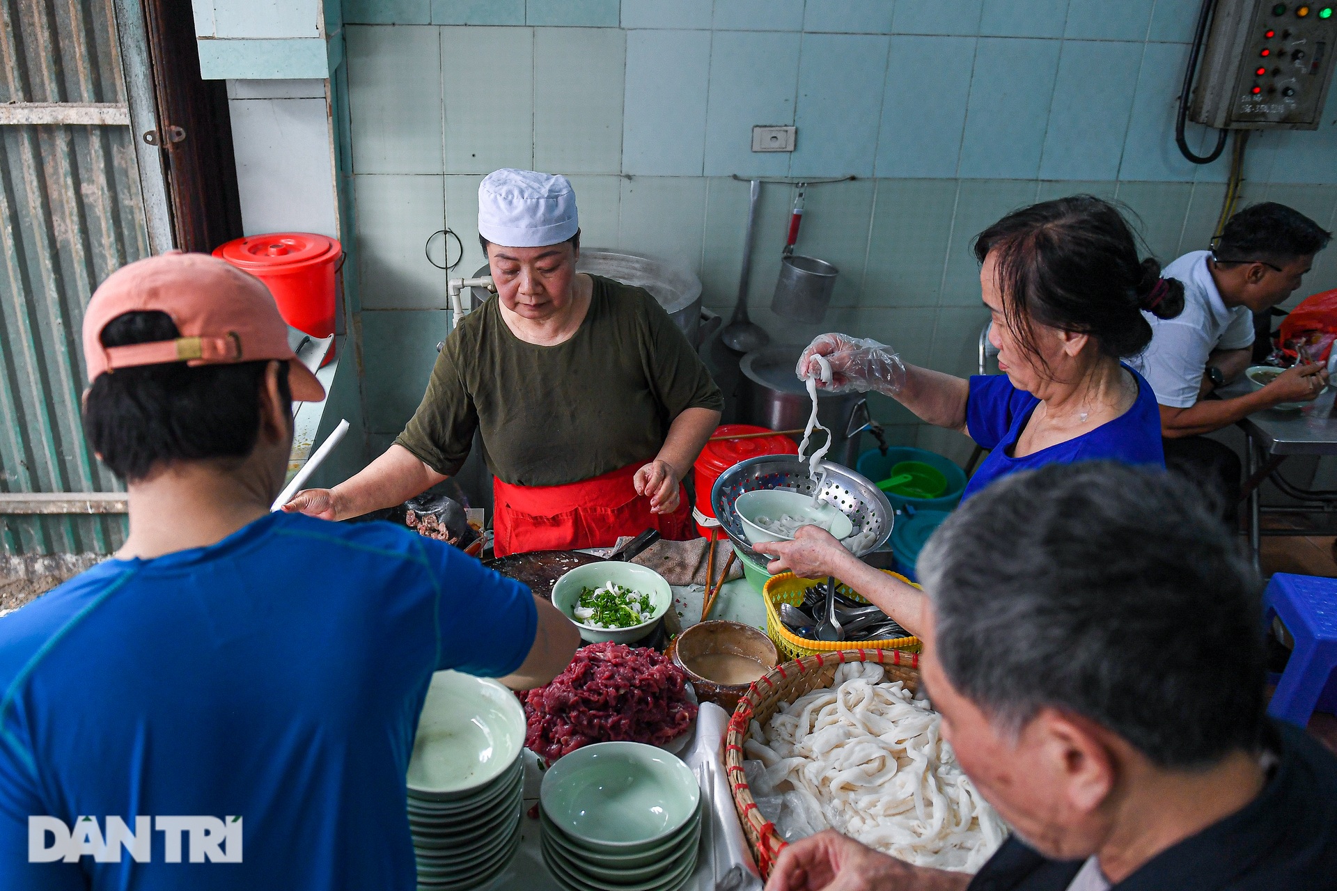Quán phở Hà Nội chỉ bán một món, bà chủ tự ăn suốt 40 năm không ngán - 4 Quán phở Hà Nội chỉ bán một món, bà chủ tự ăn suốt 40 năm không ngán - 4