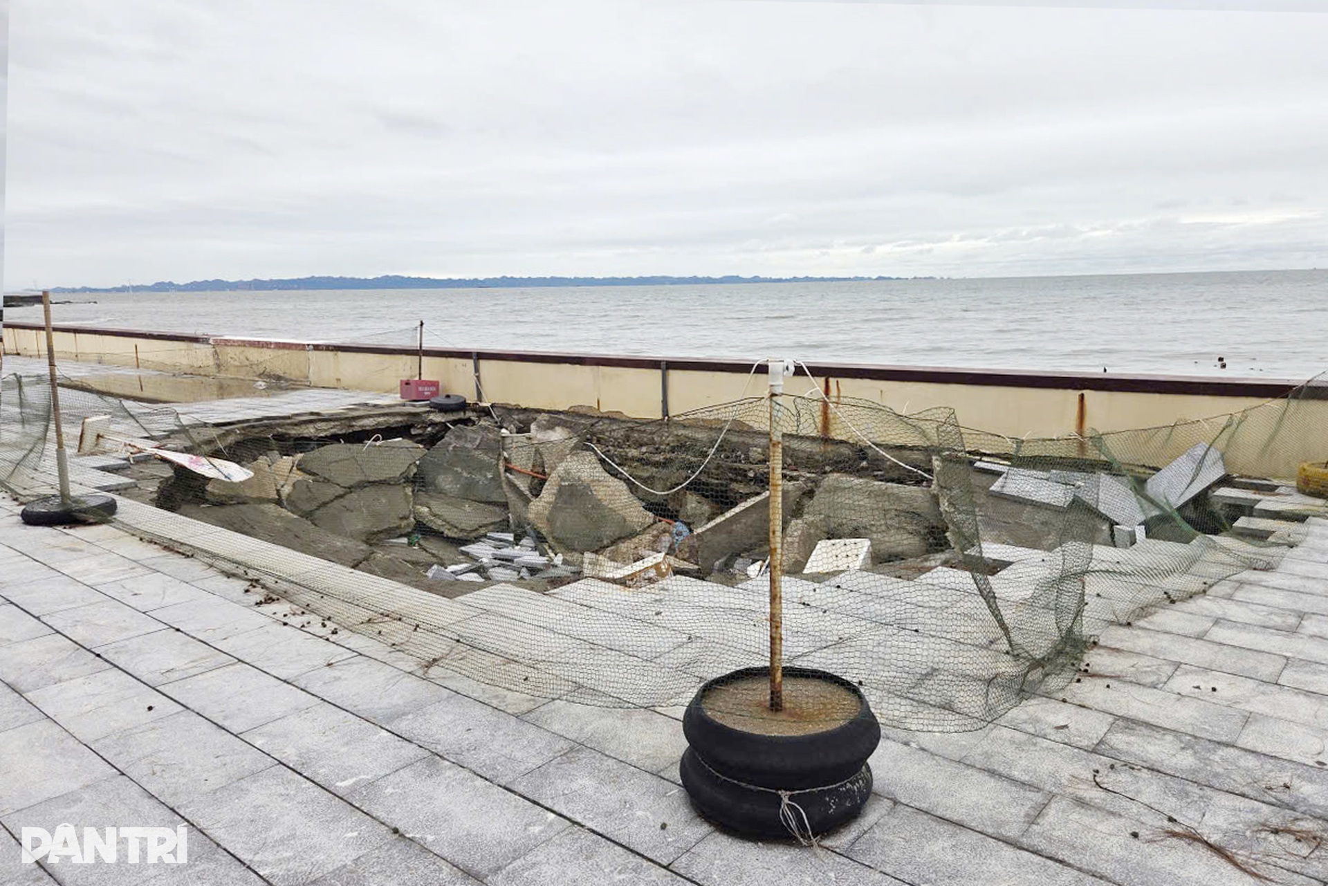 Bờ kè ở Đồ Sơn - Hải Phòng sụt lún sau bão - 7 Bờ kè ở Đồ Sơn - Hải Phòng sụt lún sau bão - 7