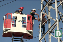 Điều xe thang giải cứu thanh niên đu trên cột điện cao thế suốt buổi sáng