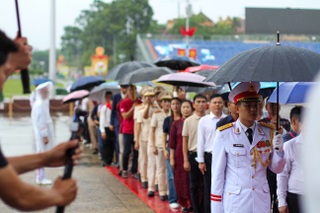 Cục trưởng Xuân Bắc, Đen Vâu cùng dàn nghệ sĩ thăm Nhà sàn Bác Hồ - 1