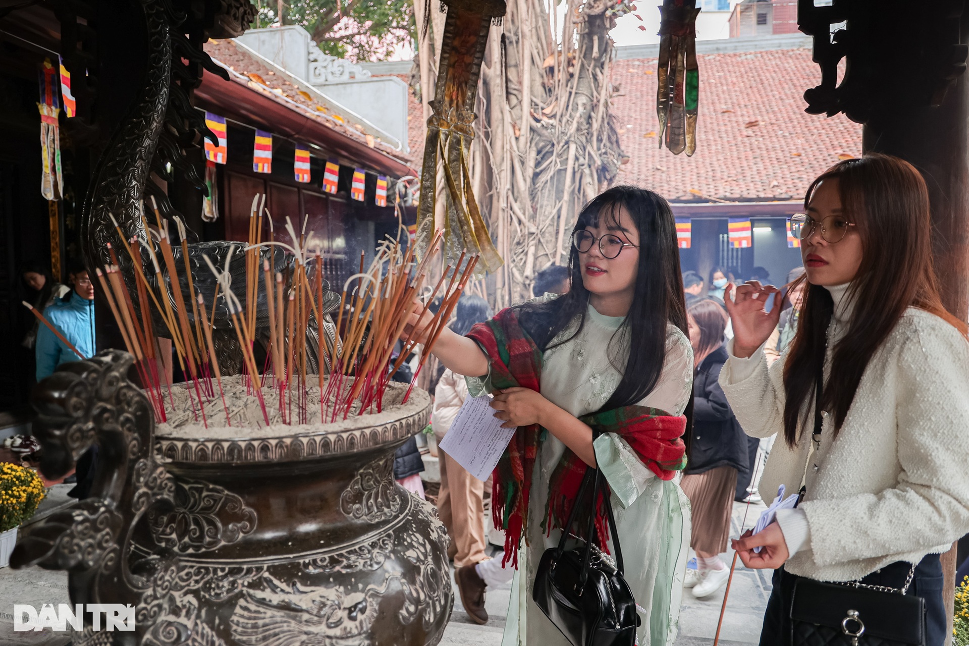 Người trẻ xin nghỉ làm sớm, vượt 50km đi chùa Hà cầu duyên đầu năm - 11 Người trẻ xin nghỉ làm sớm, vượt 50km đi chùa Hà cầu duyên đầu năm - 11