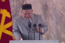 Vì sao ông Kim Jong-un khóc khi phát biểu trong lễ duyệt binh?