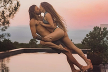 Cặp đôi bán ảnh khỏa thân để có tiền đi hưởng tuần trăng mật kéo dài 10 năm