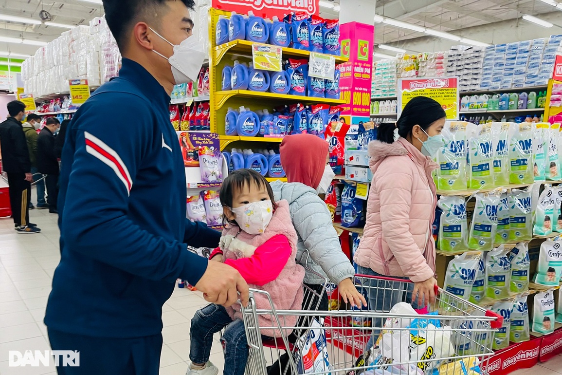 Người dân Hà Nội đổ xô vào siêu thị mua sắm trong ngày đầu nghỉ Tết - 3 Người dân Hà Nội đổ xô vào siêu thị mua sắm trong ngày đầu nghỉ Tết - 3