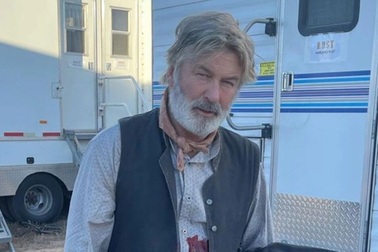 Tài tử Alec Baldwin gây chết người trên phim trường