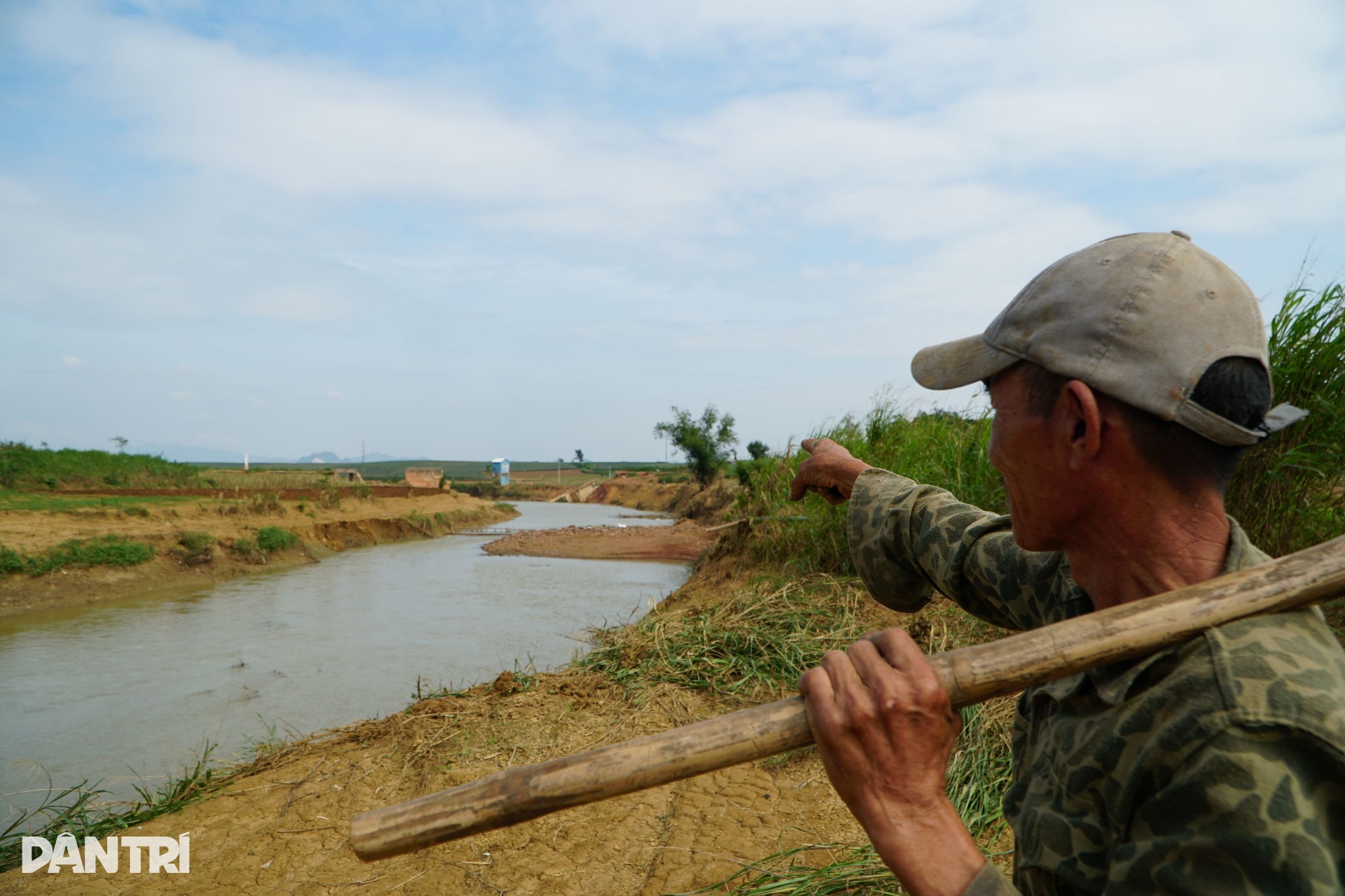 Cầu sập sau bão, dân dựng cầu khỉ để qua lại, học sinh đi vòng hơn 10km - 2 Cầu sập sau bão, dân dựng cầu khỉ để qua lại, học sinh đi vòng hơn 10km - 2