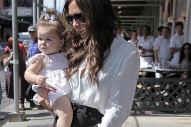 Victoria Beckham bế công chúa nhỏ ra phố