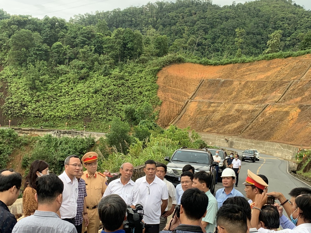 Tai nạn 4 người tử vong ở Huế: Có thể do tài xế non tay - 1 Tai nạn 4 người tử vong ở Huế: Có thể do tài xế non tay - 1
