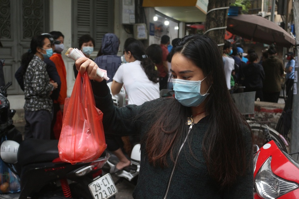 Người dân xếp hàng dài mua bánh trôi, bánh chay về cúng Tết Hàn thực - 6 Người dân xếp hàng dài mua bánh trôi, bánh chay về cúng Tết Hàn thực - 6