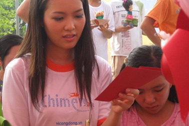 Á hậu Thụy Vân vui Tết thiếu nhi cùng trẻ em làng Hữu Nghị