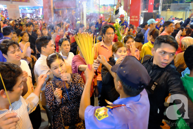 Hàng ngàn người cầm nhang viếng chùa Bà Bình Dương nửa đêm, mang theo cả con nít khiến trẻ nhỏ hít khói mệt nhoài - Ảnh 3. Hàng ngàn người cầm nhang viếng chùa Bà Bình Dương nửa đêm, mang theo cả con nít khiến trẻ nhỏ hít khói mệt nhoài - Ảnh 3.