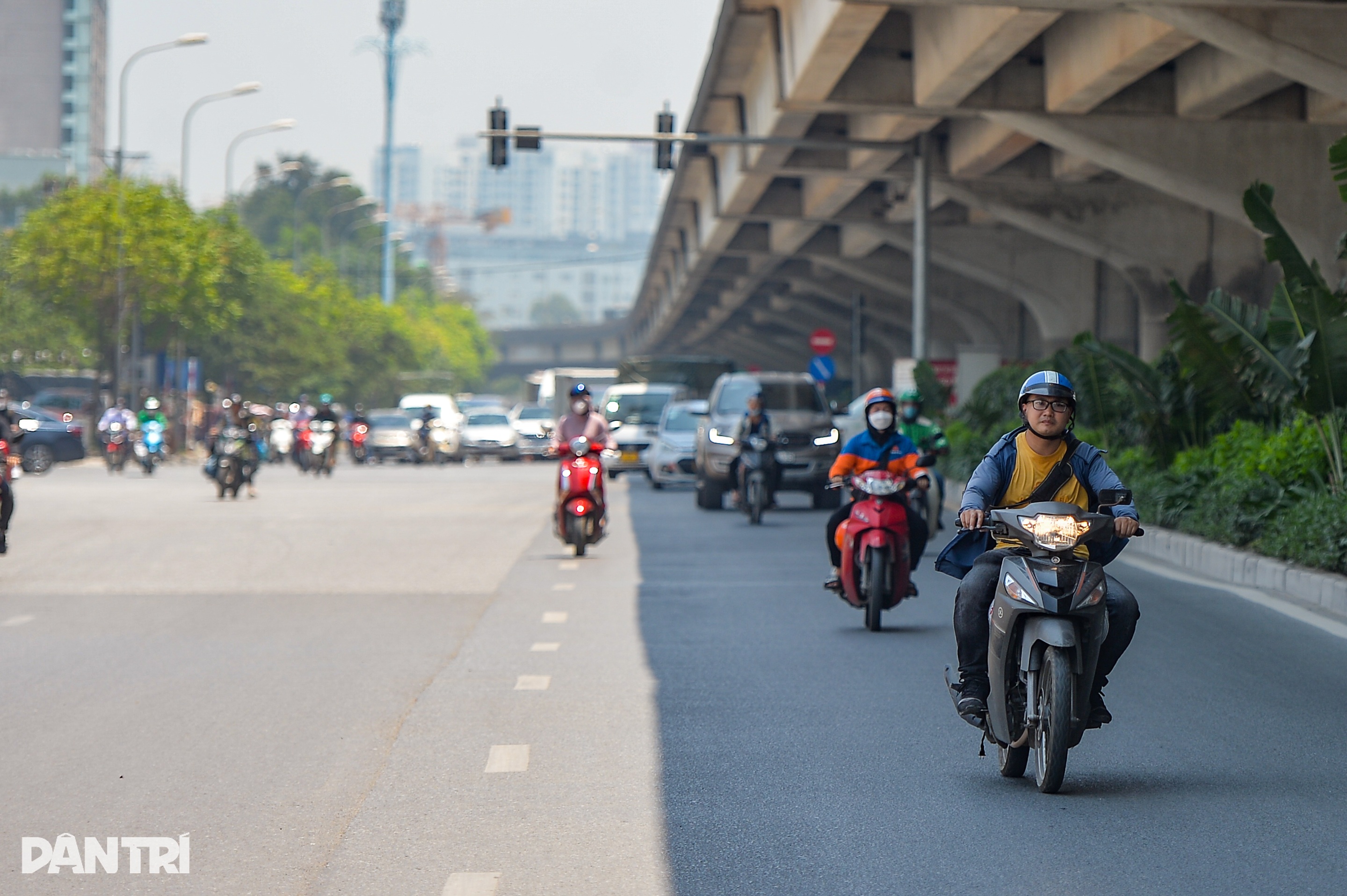 Người lao động mướt mồ hôi mưu sinh dưới cái nắng như rang ở Hà Nội - 1 Người lao động mướt mồ hôi mưu sinh dưới cái nắng như rang ở Hà Nội - 1