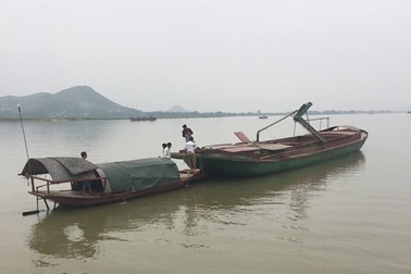 Khó xử lý tàu hút cát trái phép vì... không biết tàu hút cát ở đâu?