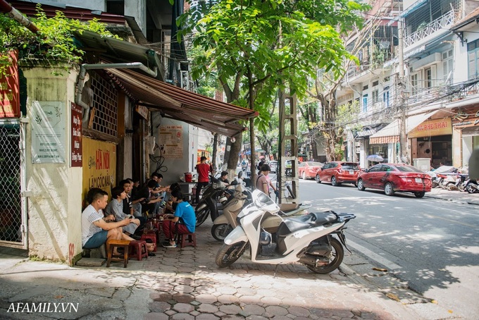 Quán cà phê vỉa hè vừa bé vừa cũ kỹ nhất Hà Nội, tồn tại gần thế kỷ qua 4 thế hệ vẫn đông khách vô cùng, 1 ngày bán cả nghìn cốc - Ảnh 1. Quán cà phê vỉa hè vừa bé vừa cũ kỹ nhất Hà Nội, tồn tại gần thế kỷ qua 4 thế hệ vẫn đông khách vô cùng, 1 ngày bán cả nghìn cốc - Ảnh 1.
