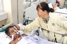 "Ráng lên mình ơi, mẹ con em mất mình không được đâu…"