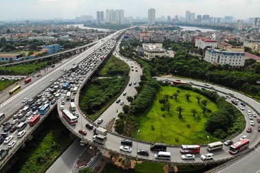 Cảnh đoàn xe ùn tắc hàng km ở cửa ngõ phía Nam Hà Nội