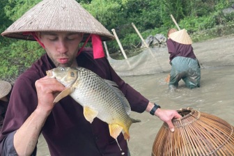 Khách Tây mê làm nông dân ở Việt Nam: Sáng cấy lúa, chiều chăn trâu