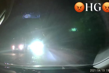 Xe tải giương pha, vượt ẩu ở góc cua trong đêm tối