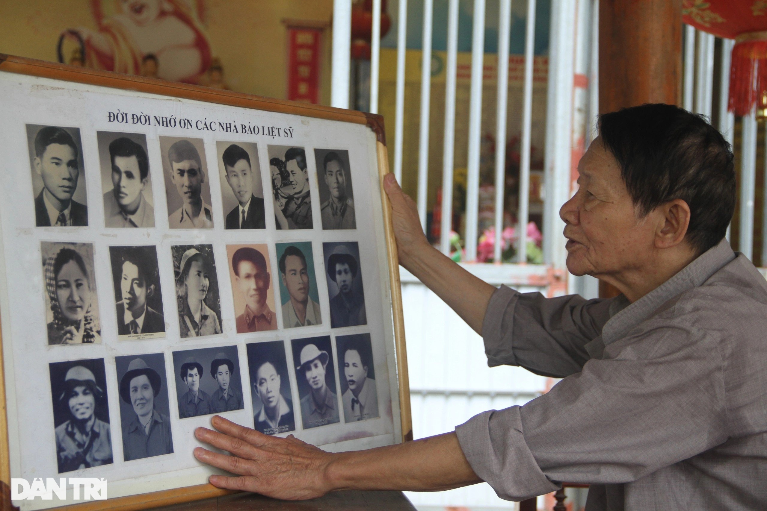Nhiều di ảnh của các nhà báo liệt sỹ, được nhà báo Văn Hiền sưu tầm về thờ tại chùa (Ảnh: Nguyễn Phê).