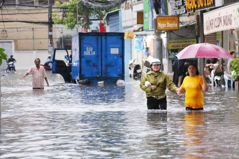 Chợ Thủ Đức tiếp tục ngập nặng sau mưa lớn