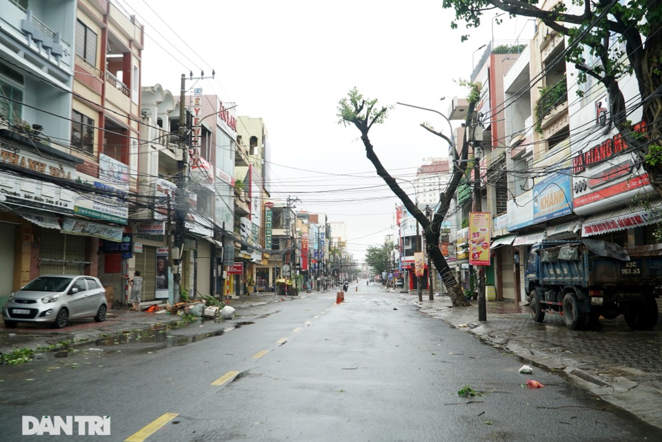 Đà Nẵng: Người dân phá rào vượt cầu Rồng trong cơn bão tố - 1 Đà Nẵng: Người dân phá rào vượt cầu Rồng trong cơn bão tố - 1