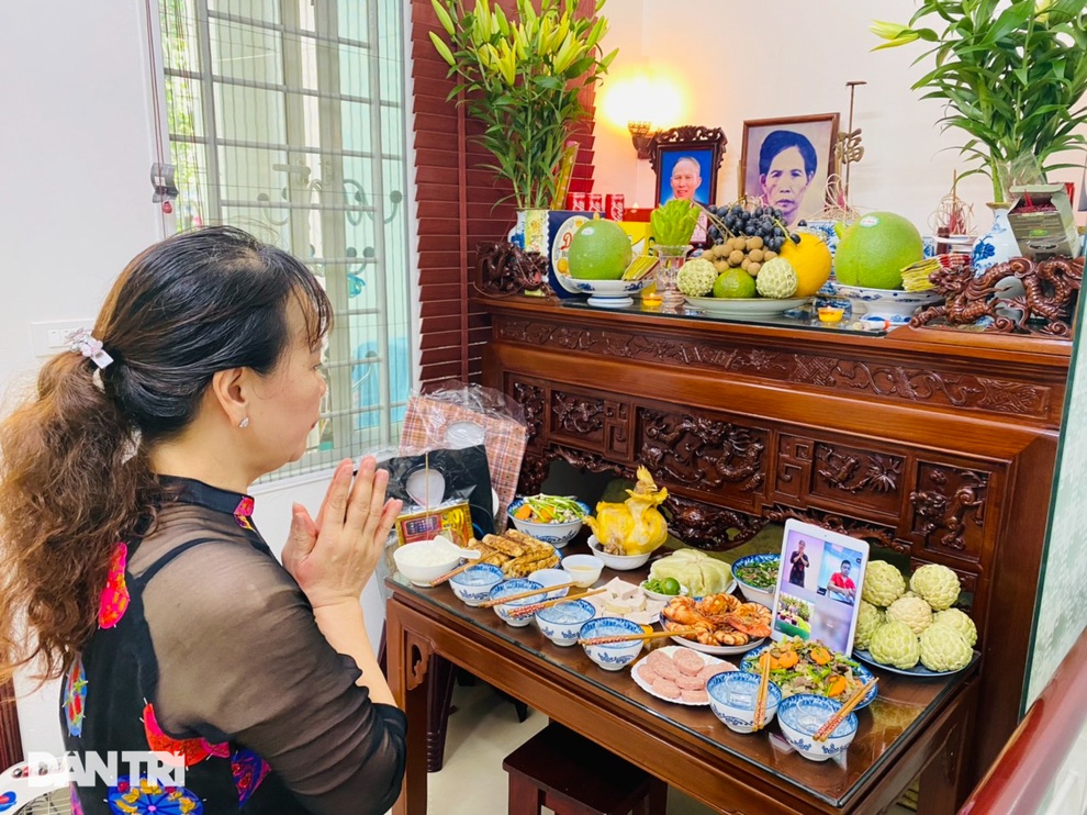 Người dân cúng lễ Vu lan trực tuyến giữa mùa dịch ở Hà Nội - 5 Người dân cúng lễ Vu lan trực tuyến giữa mùa dịch ở Hà Nội - 5