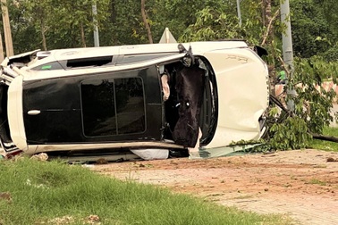 Ô tô 7 chỗ ở TPHCM tông bật gốc cây xanh, lật ngang đường