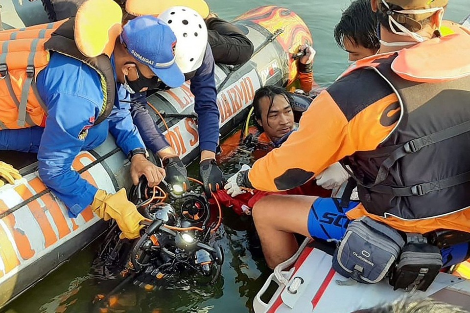 Indonesia: Lật thuyền thảm khốc vì hành khách ham chụp ảnh tự sướng - 2 Indonesia: Lật thuyền thảm khốc vì hành khách ham chụp ảnh tự sướng - 2