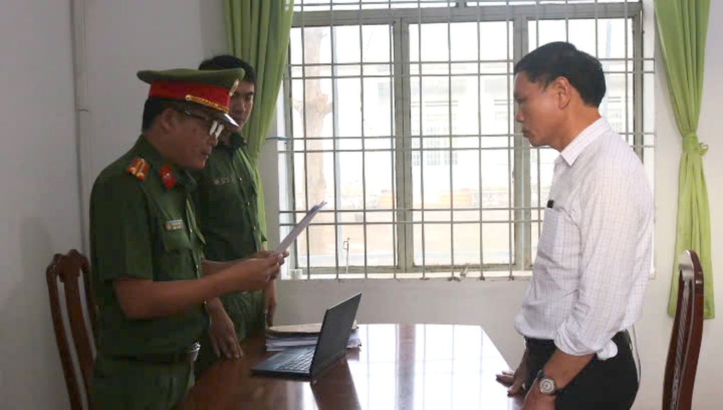 Khám xét nhà cán bộ ở Lâm Đồng, phát hiện khẩu súng - 1