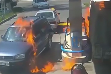 Làm cháy cả trạm xăng vì... bật lửa soi bình chứa nhiên liệu