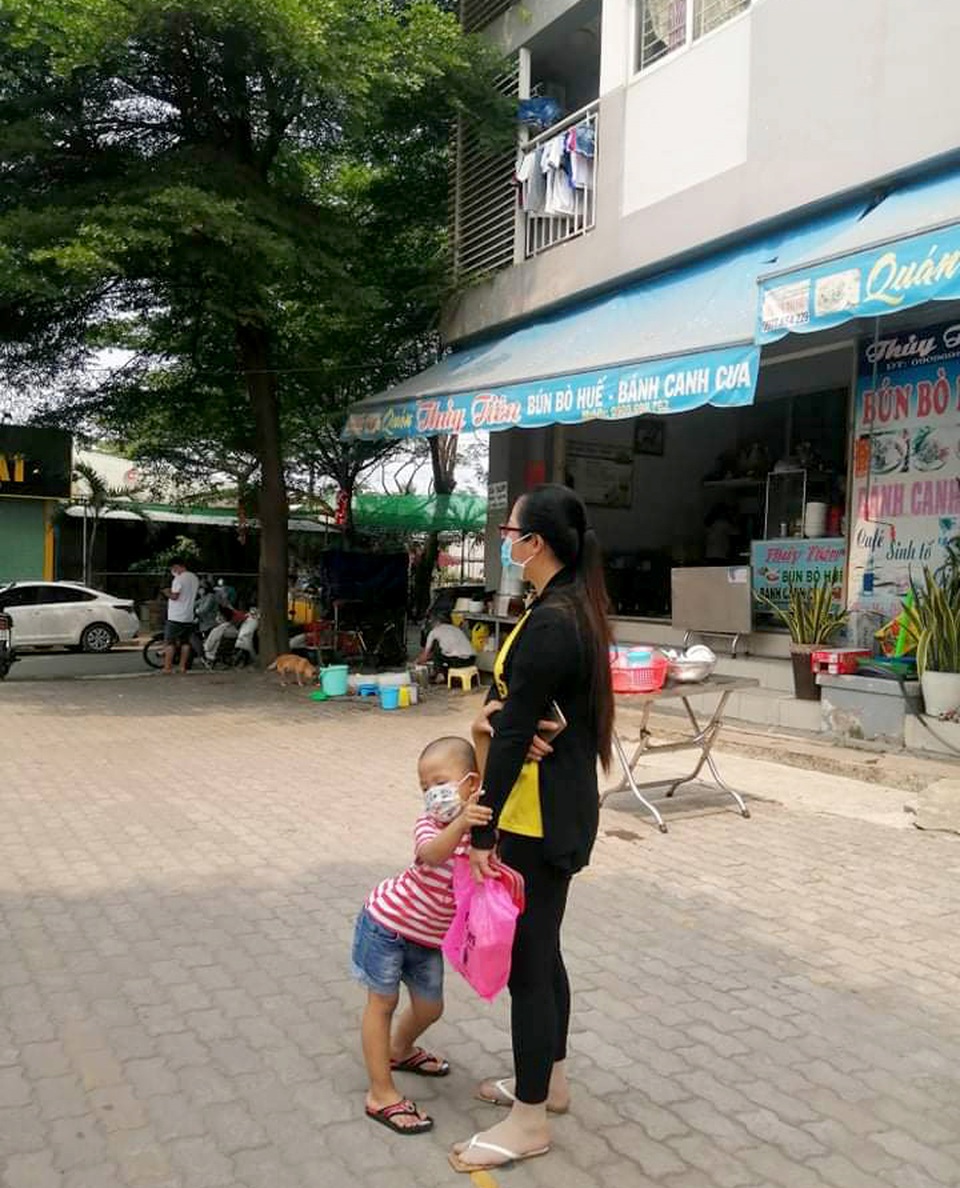 Cận cảnh phong tỏa khu chung cư có nhân viên sân bay mắc Covid-19 - 7 Cận cảnh phong tỏa khu chung cư có nhân viên sân bay mắc Covid-19 - 7