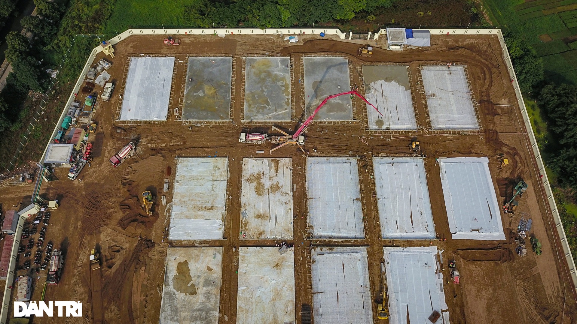 Toàn cảnh công trường xây Bệnh viện dã chiến điều trị Covid-19 ở Hà Nội - 6 Toàn cảnh công trường xây Bệnh viện dã chiến điều trị Covid-19 ở Hà Nội - 6