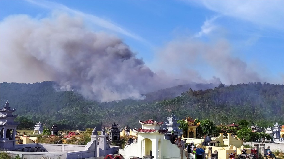 Đang cháy rừng dữ dội tại huyện Tĩnh Gia - 2 Đang cháy rừng dữ dội tại huyện Tĩnh Gia - 2