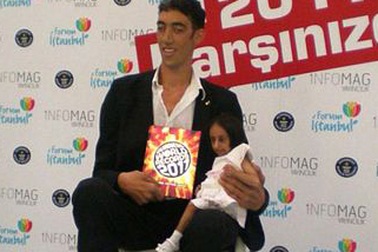 Chàng cao kều gặp nàng tí hon