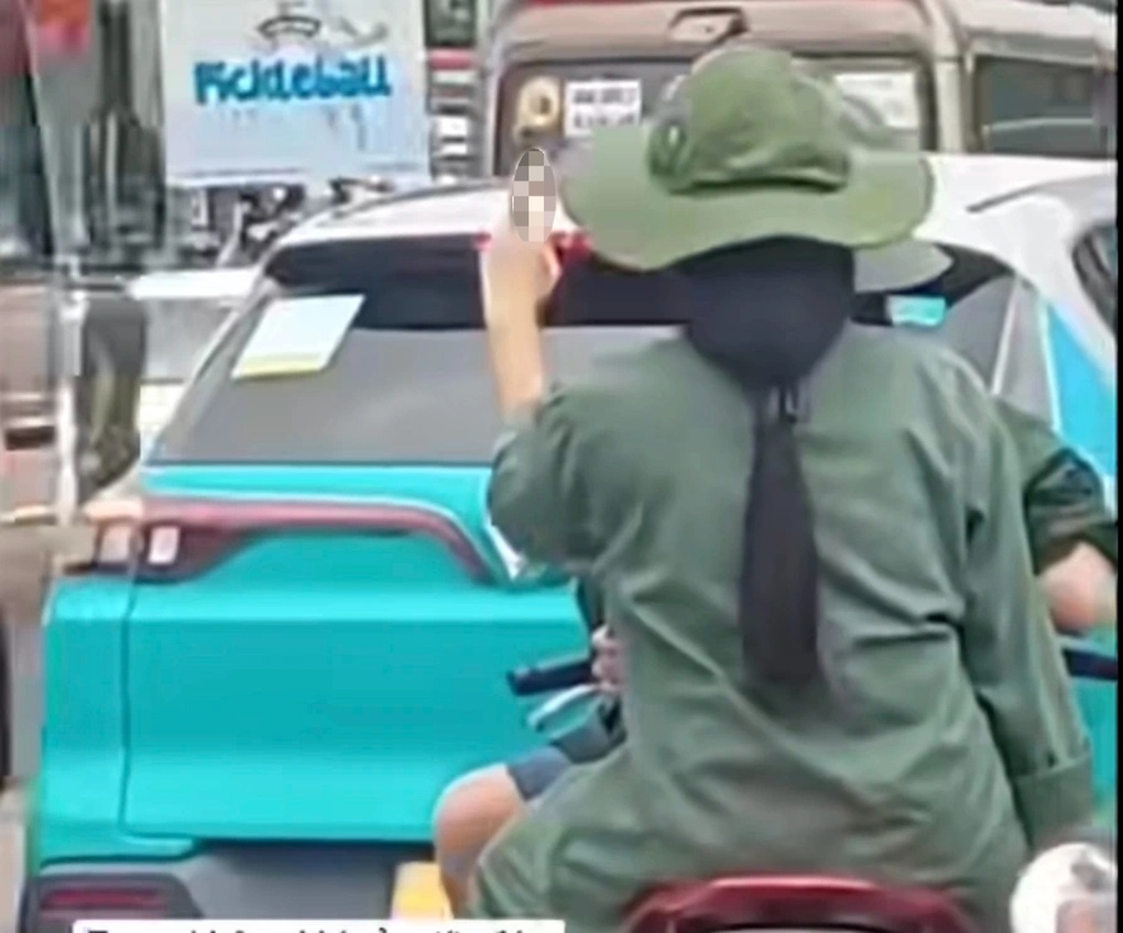 Female student acted indecently when A80 convoy passed by, school spoke up - 1 Nữ sinh có hành động khiếm nhã khi đoàn xe A80 đi qua, nhà trường lên tiếng - 1