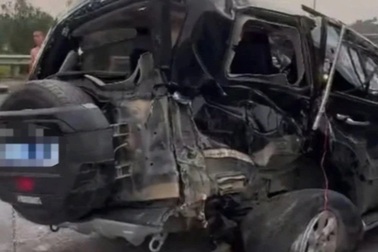 Xe khách va chạm với ô tô con trên cao tốc, nghi có người thương vong