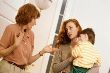 Bà dỗ cháu bằng cách tìm roi đánh mẹ, con dâu bức xúc